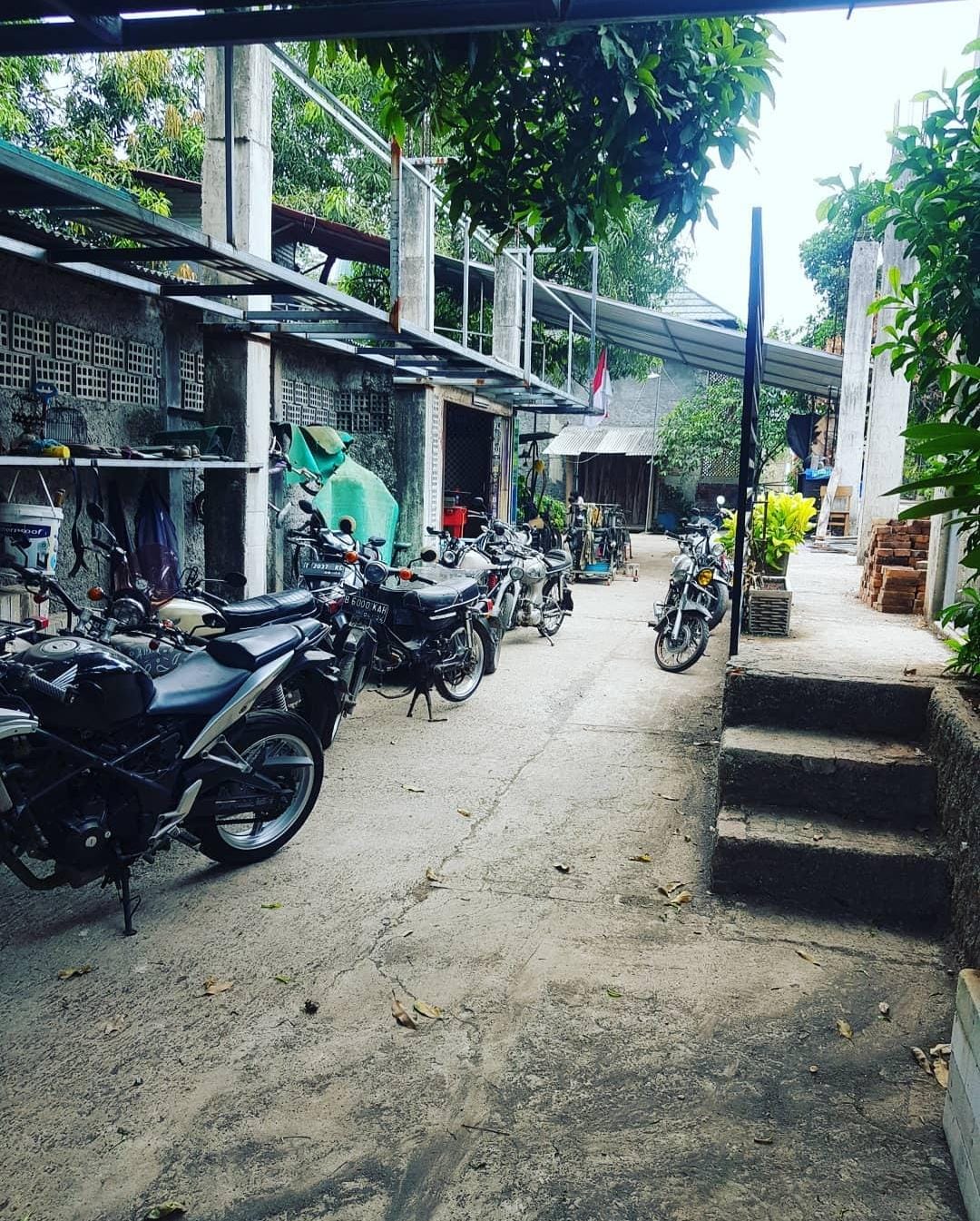 Motor klasik di bengkel